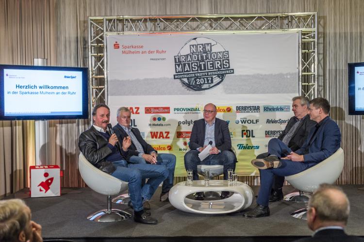 Peter Neururer, Hannes Bongartz, beide Fußballtrainer, Moderator Ralf Bosse, Peter Frymuth , Vizepräsident des DFB und Christian Gruber von Tipico Deutschland (vl) sitzen beim Traditionsmasters Talk am Montag den 14.11.2016 in Mülheim auf der Bühne. Foto:Ralf Rottmann/ Funke Foto Services